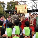 松井一郎大阪市長（右端）から渡された千成瓢箪を手に気勢を上げる村上信五さん（中央）＝２３日午前、大阪市中央区、大阪城公園