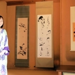 作品を前に「会場の雰囲気と共に書を楽しんでほしい」と話す和田彩さん＝神戸市垂水区、旧木下家住宅（撮影・小林伸哉）