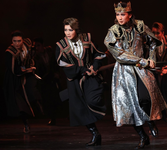 ジョージアンダンスによる戦いの場面。兵を率いるギオルギ（綺城ひか理・右）に続くディミトリ（礼真琴・中央）＝宝塚大劇場（撮影・吉田敦史）