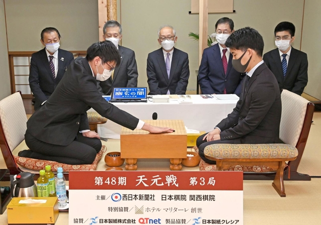 第３局で第一着を打つ関航太郎天元（左）と伊田篤史九段＝１４日午前、福岡県久留米市、ホテルマリターレ創世久留米