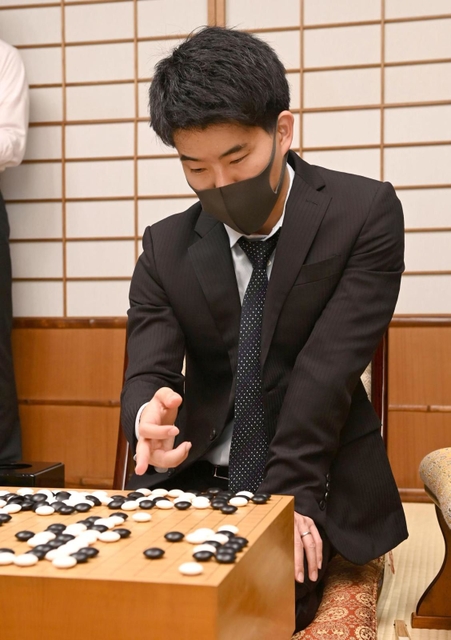 第３局で勝利し、感想戦で対局を振り返る伊田篤史九段＝１４日午後、福岡県久留米市、ホテルマリターレ創世久留米