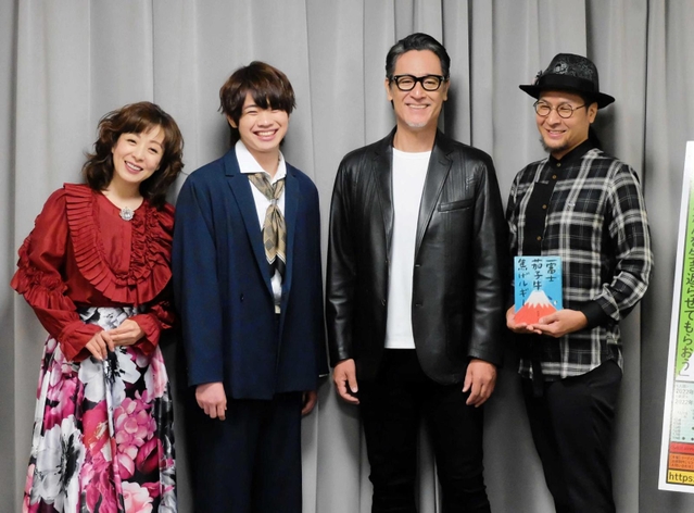 劇中の絵も描き下ろしたたなかしん（右端）と出演者＝大阪市北区