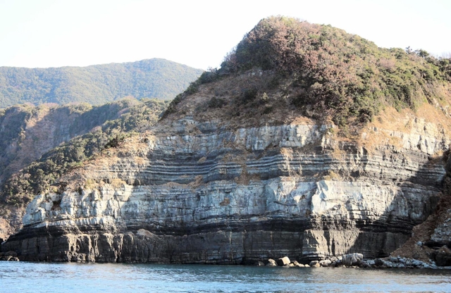 層のしま模様が美しい海岸＝長崎県五島市