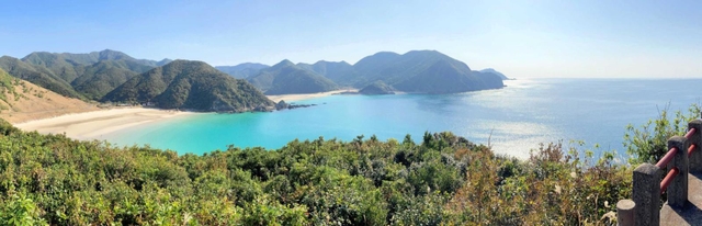 エメラルドグリーンに見える海水と白い砂浜が美しい二つのビーチ＝長崎県五島市（パノラマモードで撮影）