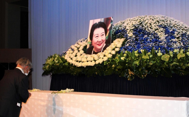 偲ぶ会で献花をする人＝神戸市東灘区内