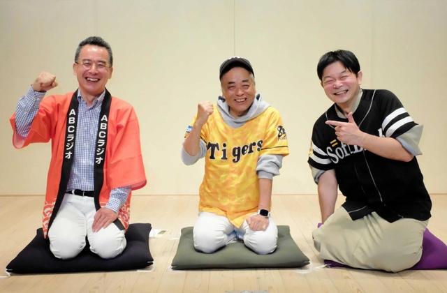 ユニホーム姿の（右から）笑福亭風喬、桂小文枝と伊藤史隆アナ＝神戸市兵庫区新開地２