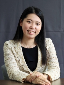 「音楽に没頭する毎日。ヨーロッパを拠点に音楽家仲間との親交を深めています」と語る太田糸音＝神戸新聞社（撮影・鈴木雅之）