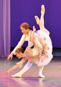 「眠れる森の美女」から　瀬島五月さんとアンドリュー・エルフィンストンさん（提供、撮影・岡村昌夫さん＝テス大阪）