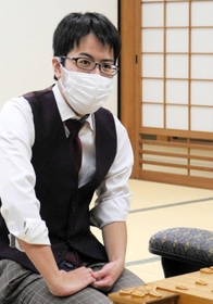 対局後、取材に応じる服部慎一郎五段＝関西将棋会館