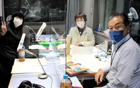 復活番組が実現し思い出話で盛り上がる（左から）谷山浩子さん、西島三重子さん、三上公也アナウンサー＝ラジオ関西