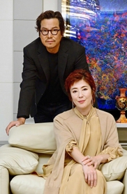 「人間のこっけいさのようなものもにじみ出ている。そんな点にも注目して」と話す寺島しのぶ（前）と豊川悦司＝大阪市内（撮影・中西幸大）