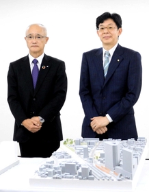 会見に臨む谷川浩司十七世名人（右）と大成建設の加賀田健司関西支店長＝大阪市福島区