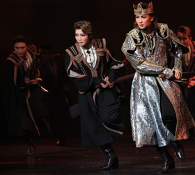ジョージアンダンスによる戦いの場面。兵を率いるギオルギ（綺城ひか理・右）に続くディミトリ（礼真琴・中央）＝宝塚大劇場（撮影・吉田敦史）