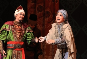 ディミトリ（礼真琴・右）にジャラルッディーン（瀬央ゆりあ）は詰め寄る＝宝塚大劇場（撮影・吉田敦史）