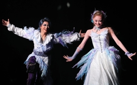 ジャガー（礼真琴・左）とクリスタルバード（舞空瞳）のデュエットダンス＝宝塚大劇場（撮影・吉田敦史）