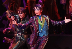 ショーでも切れのあるダンスを披露した礼真琴（右）と暁千星＝宝塚大劇場（撮影・吉田敦史）