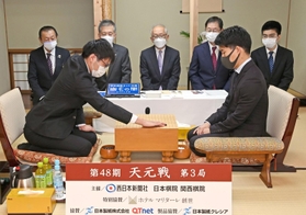 第３局で第一着を打つ関航太郎天元（左）と伊田篤史九段＝１４日午前、福岡県久留米市、ホテルマリターレ創世久留米