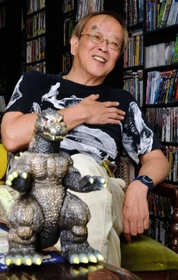 ゴジラへの思いを語る大森一樹監督＝２０１４年、芦屋市の自宅（撮影・笠原次郎）