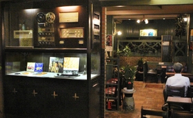 開店当初からのオープンリールの音響機器（左上）が並び、南国を思わせる内装も目を引く＝神戸市中央区北長狭通１、茶房ＪＡＶＡ