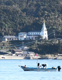 三角形の塔に特徴がある浜脇教会＝長崎県五島市沖から