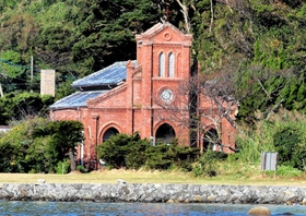 五島列島で最も古い洋風建造物の堂崎教会＝長崎県五島市沖から