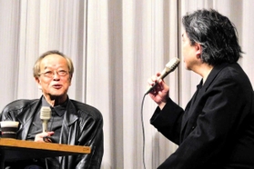 「ベトナムの風に吹かれて」の上映に際し、トークを行った大森一樹監督（左）と筆者＝東京都内（２０１５年、筆者提供）