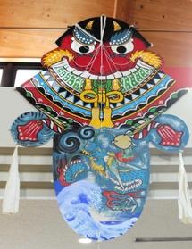 男児の健やかな成長を願って揚げられるバラモン凧＝長崎県五島市