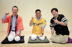 ユニホーム姿の（右から）笑福亭風喬、桂小文枝と伊藤史隆アナ＝神戸市兵庫区新開地２