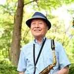 サックスを手に「人との出会いを豊かにしてくれた。ジャズは最高の音楽」と語る日下雄介さん（撮影・中西幸大）