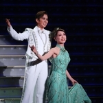 デュエットダンスを披露する朝月希和（右）と彩風咲奈＝７日午後、宝塚市栄町、宝塚大劇場（撮影・長嶺麻子）