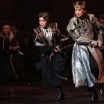 ジョージアンダンスによる戦いの場面。兵を率いるギオルギ（綺城ひか理・右）に続くディミトリ（礼真琴・中央）＝宝塚大劇場（撮影・吉田敦史）