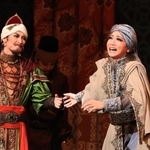 ディミトリ（礼真琴・右）にジャラルッディーン（瀬央ゆりあ）は詰め寄る＝宝塚大劇場（撮影・吉田敦史）