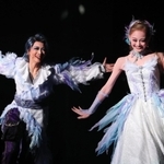 ジャガー（礼真琴・左）とクリスタルバード（舞空瞳）のデュエットダンス＝宝塚大劇場（撮影・吉田敦史）