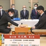 第３局で第一着を打つ関航太郎天元（左）と伊田篤史九段＝１４日午前、福岡県久留米市、ホテルマリターレ創世久留米