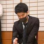 第３局で勝利し、感想戦で対局を振り返る伊田篤史九段＝１４日午後、福岡県久留米市、ホテルマリターレ創世久留米