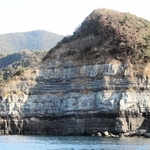 層のしま模様が美しい海岸＝長崎県五島市