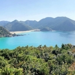 エメラルドグリーンに見える海水と白い砂浜が美しい二つのビーチ＝長崎県五島市（パノラマモードで撮影）