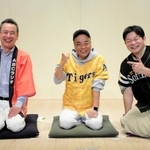 ユニホーム姿の（右から）笑福亭風喬、桂小文枝と伊藤史隆アナ＝神戸市兵庫区新開地２