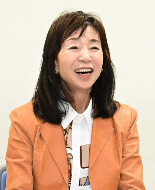 「やや変化球ともいえる２作。小説の楽しみを読者とも分かち合いたい」と話す玉岡かおるさん＝神戸新聞社（撮影・坂井萌香）