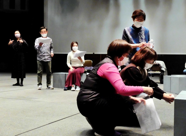舞台手話通訳者（左端）を交えた稽古風景＝伊丹市伊丹２