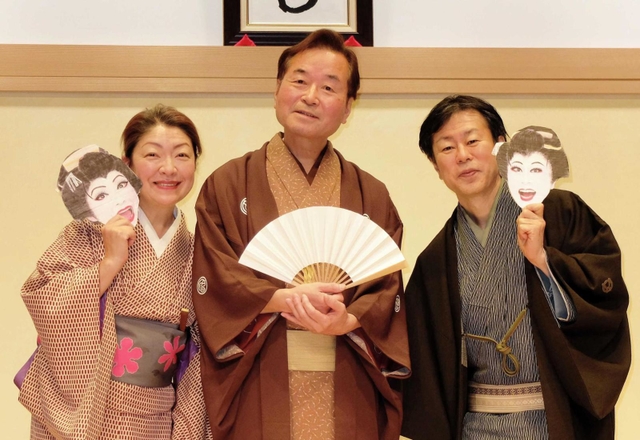 出演者の桂文之助（中央）と姉様キングス＝神戸市兵庫区新開地２