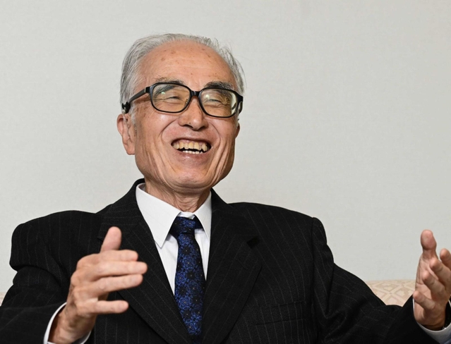 「少年時代、神戸新聞に名前が載ったとき、紙面を手にしている人を見つけたら顔が真っ赤になった」と思い出を語る内藤國雄九段＝神戸市中央区