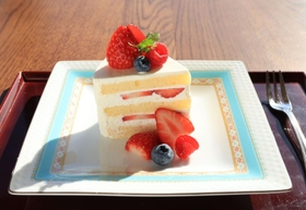 関航太郎天元が注文した「苺のショートケーキ」＝１日午前、洲本市小路谷、ホテルニューアワジ（撮影・鈴木雅之）