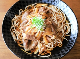 関航太郎天元が注文した「肉そば」＝１日午後、洲本市小路谷、ホテルニューアワジ