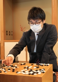 第４局で勝利し、感想戦で対局を振り返る関航太郎天元＝１日午後、洲本市小路谷、ホテルニューアワジ（撮影・長嶺麻子）