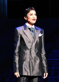 アルバレス侯爵暗殺計画を知り、それを利用しようとするロレンシオ（鳳月杏）＝大阪市、シアター・ドラマシティ