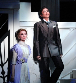 偽りの夫婦関係を演じながら、次第に互いを思い合うロレンシオ（鳳月杏、右）とパトリシア（彩みちる）＝大阪市、シアター・ドラマシティ