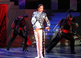 フラメンコ風の踊りを披露する鳳月杏＝大阪市、シアター・ドラマシティ