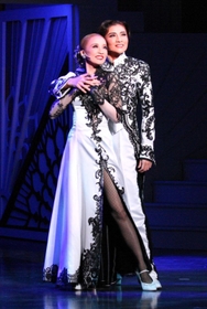 デュエットダンスを披露する鳳月杏（右）と彩みちる＝大阪市、シアター・ドラマシティ