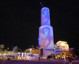 最新映像が投影された神戸ポートタワー＝神戸市中央区　（ｃ）２０２２　２０ｔｈ　Ｃｅｎｔｕｒｙ　Ｓｔｕｄｉｏｓ．Ａｌｌ　Ｒｉｇｈｔｓ　Ｒｅｓｅｒｖｅｄ．（配給：ウォルト・ディズニー・ジャパン）